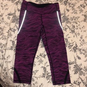 Pink/purple & black wavy striped cropped leggings